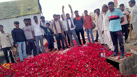 जालना: फूले नाल्यात फेकून शेतकऱ्यांकडून व्यापारांचा निषेध