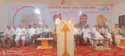 दिंडोरी : गावकऱ्यांना मार्गदर्शन करताना सरपंच, व्याख्याते भास्करराव पेरे पाटील. (छाया: समाधान पाटील)
