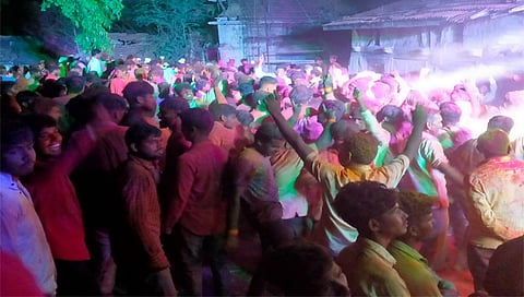 शिंदवड: यात्रानिमित्त काढण्यात आलेल्या देव मिरवणूकीचे स्वागत करताना ग्रामस्थ. 