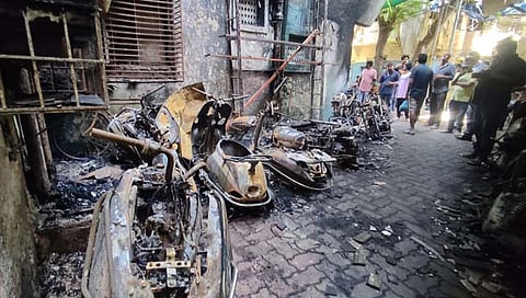 मुंबई: धारावी येथे आगीत पार्किंगमधील ९ दुचाकीसह ८ खोल्या जळून खाक 