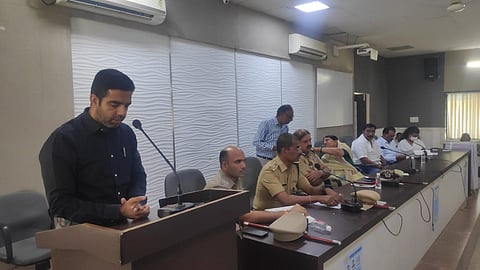 धुळे : जिल्हाधिकारी कार्यालयातील नियोजन सभागृहात पोलिस प्रशासनातर्फे शांतता समितीच्या बैठकीत बोलताना जिल्हाधिकारी जलज शर्मा.  (छाया: यशवंत हरणे)