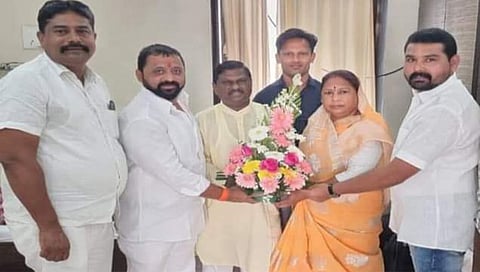 धुळे: जिल्हय़ाच्या पदाधिकारी नियुक्ती जाहीर होताच त्यांचे पुष्पगुच्छ देऊन स्वागत करणयात आले. 