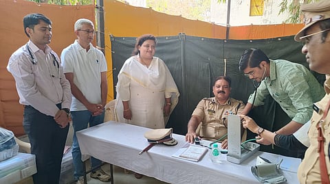 नंदुरबार : पोलीस आरोग्य व संवर्धन अभियानामध्ये पोलीस दलाची तपासणी करताना वैद्यकीय अधिकारी. (छाया: अंबादास बेनुस्कर) 