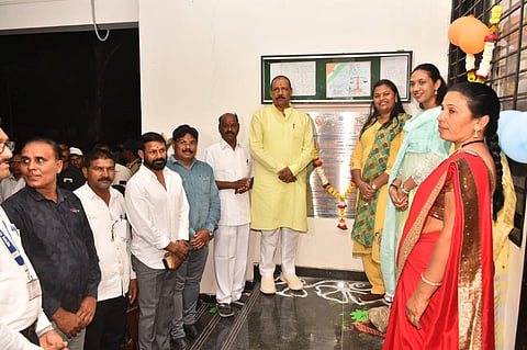 नंदुरबार: शासकीय माध्यमिक आश्रम शाळेतील आदिवासी मुलींच्या वसतिगृहाच्या चार इमारतींचे लोकार्पण करताना आदिवासी विकास मंत्री मंत्री डॉ. विजयकुमार गावित. (छाया: योगेंद्र जोशी)