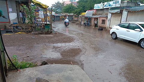 नगरसूल : बुधवारी रात्री टपोऱ्या थेंबांसह कोसळणारा पाऊस. (छाया : भाऊलाल कुडके) 