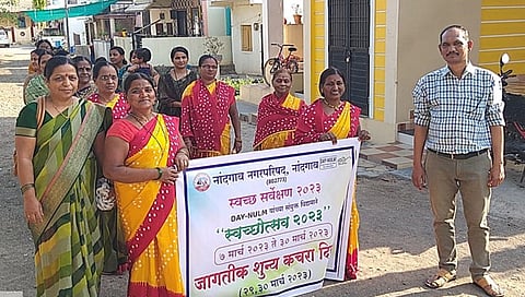नांदगाव : शहरातील विविध भागात स्वच्छता मशाल जनजागृती फेरीमध्ये सहभागी महिला. (छाया: सचिन बैरागी) 