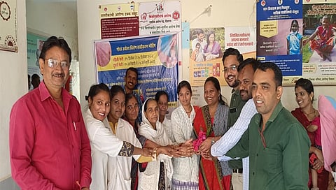 नांदगाव : प्राथमिक आरोग्य केंद्रातील महिला कर्मचाऱ्यांबरोबरच रुग्णालयात उपचार घेणाऱ्या महिलांचाही सन्मान करताना डॉ. जितेश पाटील, डॉ. जितेंद्र पवार,डॉ. प्रशांत जानकर यांच्या सह कर्मचारी. (छाया : सचिन बैरागी)
