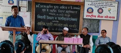 पिंपळनेर : कार्यशाळेत मार्गदर्शन करताना प्रा. मुकेश चव्हाण. समवेत प्राचार्य के. डी. कदम आदी.(छाया : अंबादास बेनुस्कर)  