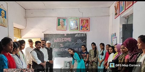 पिंपळनेर : आंतरराष्ट्रीय महिलादिनानिमित्त सावित्रीबाई फुले यांचे प्रतिमापूजन करताना शिक्षक व विद्यार्थीनी. (छाया: अंबादास बेनुस्कर)