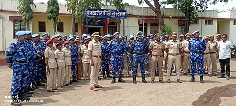 पिंपळनेर: शांतता समिती बैठकीत मार्गदर्शन करताना असिस्टंट कमांडर नवी मुंबई संजयकुमार चव्हाण.  (छाया: अंबादास बेनुस्कर)