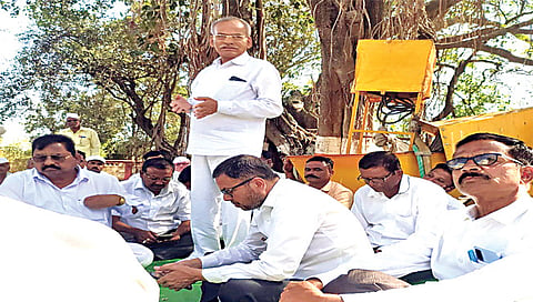 चांदवड : येथील विश्रामगृहावर आयोजित बैठकीत बोलताना माजी 
आ. उत्तमबाबा भालेराव, तालुकाध्यक्ष डॉ. सयाजीराव गायकवाड, विजय जाधव आदींसह पदाधिकारी, कार्यकर्ते. (छाया : सुनील थोरे)