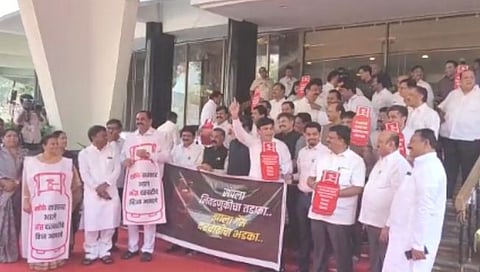 गॅस दरवाढीवरुन महाविकास आघाडीचे आमदार आक्रमक; विधानभवनाच्या पायर्‍यांवर जोरदार घोषणाबाजी