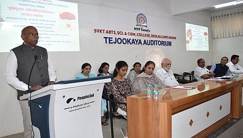 देवळाली कॅम्प : गुणवंत विद्यार्थी पारितोषिक वितरण समारंभप्रसंगी बोलतांना सरचिटणीस ॲड. नितीन ठाकरे. समवेत मविप्रचे ग्रामीण संचालक रमेश आबा पिंगळे, सेवक संचालक एस. के. शिंदे, विकास समितीचे अध्यक्ष कांतीभाई तेजुकाया, प्राचार्य डॉ. एस. के. शिंदे, देणगीदार अलका सावला आदी. 
