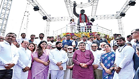 सिन्नर : नांदूरशिंगोटे येथे लोकनेते स्व. गोपीनाथ मुंडे यांचा पूर्णाकृती पुतळा व स्मारकाच्या लोकार्पणाप्रसंगी मुख्यमंत्री एकनाथ शिंदे, ना. नितीन गडकरी, ना. डॉ. भारती पवार, माजी मंत्री पंकजा मुंडे, ना. दादा भुसे, छगन भुजबळ, राधाकृष्ण विखे पाटील, खासदार प्रीतम मुंडे, नरेंद्र दराडे, युवानेते उदय सांगळे आदी.