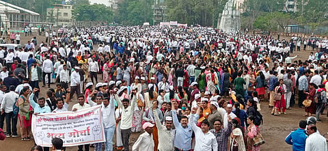 नाशिक : नाशिक येथील गोल्फ मैदानावर तीव्र घोषणाबाजी करत असताना विविध संघटना व शासकीय, निमशासकीय, शिक्षक, शिक्षकेतर कर्मचारी.  (छाया: हेमंत घोरपडे)