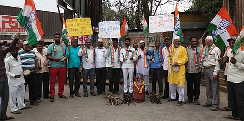 येवला : होळी सणानिमित्त टिमक्या वाजून, सरपण विकून व गॅस सिलेंडरला पुष्पहार अर्पण करत श्रद्धांजली अर्पण करताना तालुका व शहर कॉंग्रेस कमिटी अधिकारी, सदस्य व कार्यकर्ते. (छाया: अविनाश पाटील)