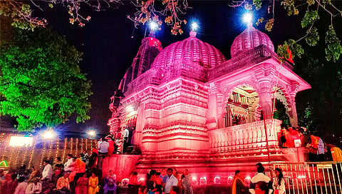 नाशिक : रोषणाईमुळे काळाराम मंदिर परिसर उजाळून निघाला आहे.
(छाया : हेमंत घोरपडे)