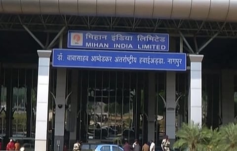 नागपुरात विमानाचे इमर्जन्सी लँडिंग