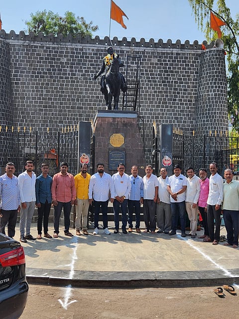 नाशिकरोड : महाराष्ट्र नवनिर्माण सेनेतर्फे छत्रपती शिवाजी महाराज यांची तिथीप्रमाणे शिवजयंती साजरी करताना मनसेचे ज्येष्ठ नेते संतोष पिल्ले. समवेत नाशिकरोड मनसे विभाग प्रमुख साहेबराव खर्जुल, नाशिक पुर्व विधानसभा अध्यक्ष प्रमोद साखरे, भाऊसाहेब ठाकरे आदी. ( छाया उमेश देशमुख )