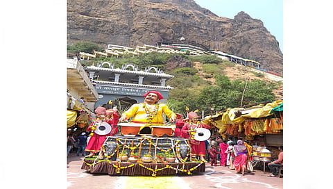 सप्तशृंगगड : गडावरील पहिली पायरीवर रथाची पूजा करण्यात येऊन ग्रामस्थांनी मोठ्या संख्येत हजेरी लावली.  (छाया: तुषार बर्डे) 
