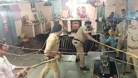 Madhya Pradesh: इंदूरमध्ये रामनवमी दिवशी मोठी दुर्घटना, विहिरीचे छत कोसळून २५ हून अधिकजण पडले पाण्‍यात