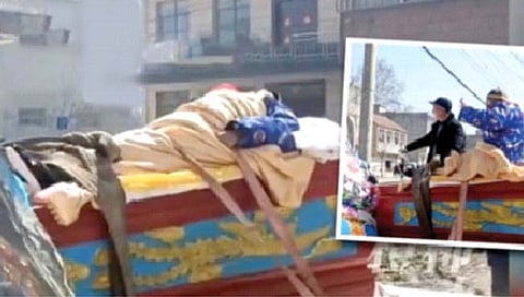 अंत्ययात्रा निघाली आणि मृत व्यक्ती चक्क उठून बसली