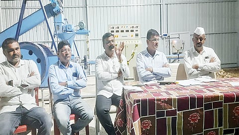 मालेगाव : शिवतीर्थ अ‍ॅग्रो फीड्स प्रकल्पाची माहिती देताना कंपनीचे अध्यक्ष संजय हिरे. समवेत बंडूकाका बच्छाव.