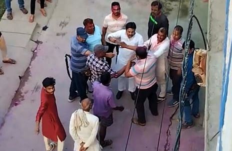 बिहार : दोन गटांत तुफान हाणामारी; ‍व्हिडिओ रेकॉर्डिंग करणाऱ्यालाच लागली बंदुकीची गोळी (Video)
