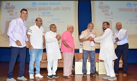 नागपूर :  ‘या जीवनाचे काय करू ?... आणि निवडक’ या पुस्‍तकाचा प्रकाशन सोहळाप्रसंगी डॉ. अभय बंग, सुरेश पांढरीपांडे, राजहंस प्रकाशनचे नरेश सबजीवाले, ज्‍येष्‍ठ साहित्‍यिक महेश एलकुंचवार आदी. 