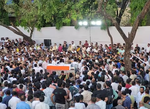 खासदार गिरीश बापट अनंतात विलीन; पुणेकरांनी साश्रु नयनांनी दिला अखेरचा निरोप