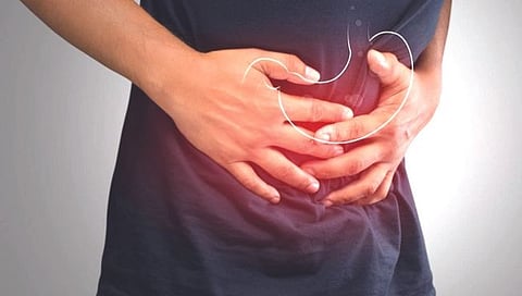 Colon Cancer : वृद्धांमध्ये आढळणारा आतड्याचा कर्करोग तरुणांमध्ये बळावला