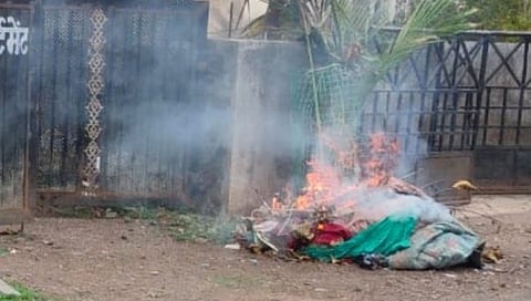 नाशिक : इंदिरानगरला रस्त्याच्या कडेला कचरा जाळण्याचे प्रकार