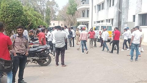  सिल्व्हर ज्युबिली रुग्णालयात नातेवाईकांनी केलेली गर्दी