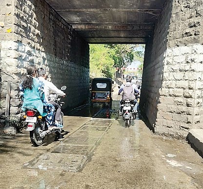 रेल्वे बोगद्यातून जायचे कसे ? खडकीतील नागरिकांचा सवाल