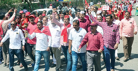 नगर : जिल्हाधिकारी कार्यालयावर धडकला कर्मचार्‍यांचा मशाल मोर्चा