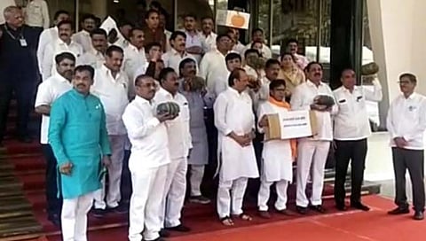 महाविकास आघाडीचे आमदार भोपळा घेऊन उतरले विधानभवनाच्या पायर्‍यांवर