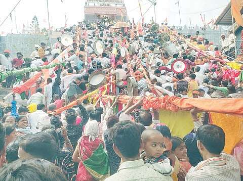 मढीत भाविकांचा लोटला महापूर..! शंभर कोटींची उलाढाल