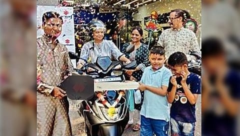 ठाणे : अनेक नागरिकांनी परिवारासह जात शोरुममधून दुचाकी खरेदी केल्या.
