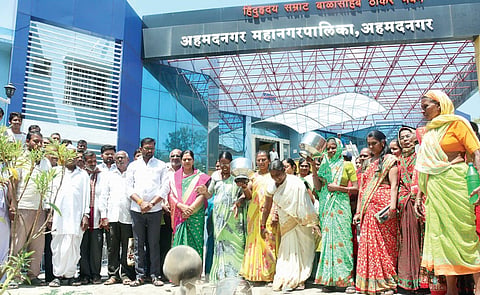 नगर : माठ फोडत महापालिकेत आयुक्तांना घेराव