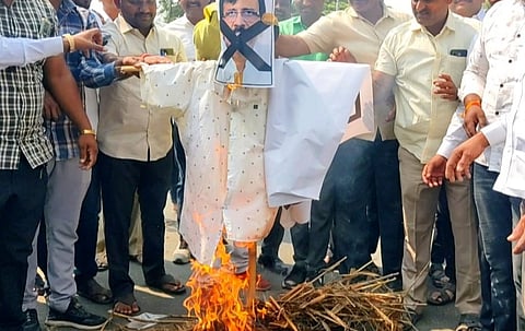 पाटस (ता. दौंड) येथील भीमा पाटस कारखाना चौकात खा. संजय राऊत यांच्या पुतळ्याचे दहन  करताना आमदार राहुल कुल समर्थक.