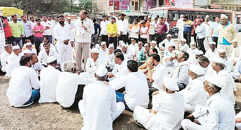 कर्जत : कालवा दुरुस्ती थांबविल्याने रास्ता रोको; सीना कालवा फुटल्याने शेतकर्‍यांचे नुकसान