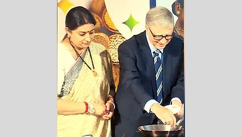 Bill Gates – Smriti Irani | केंद्रीय मंत्री स्‍मृती इराणींनी बिल गेट्‍स यांना दिले ‘फोडणी’चे धडे! ( व्‍हिडीओ )