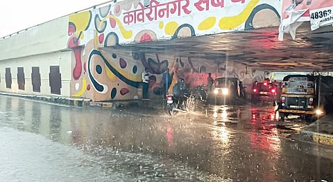 वाकड : अवकाळी पावसामुळे नागरिकांची धांदल