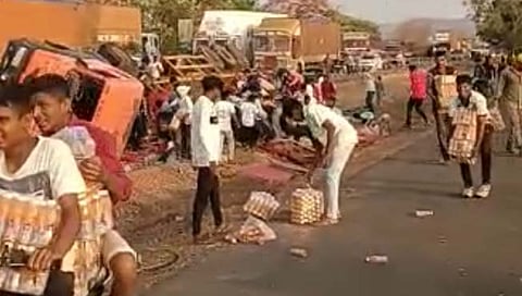 कोल्‍ड्रिंक्‍सचा कंटेनर उलटला  