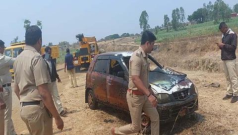 मृतदेहासह जळालेली कार आढळली  