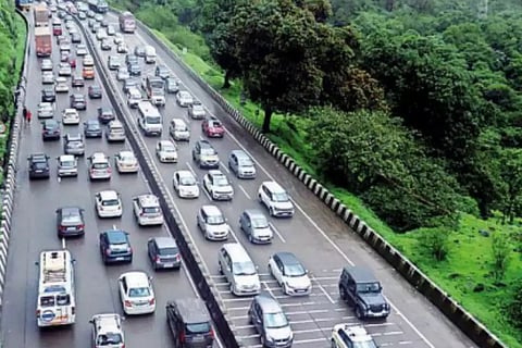पुणे-सोलापूर महामार्गावरील वाहतूक कोंडीवर मार्ग काढा
