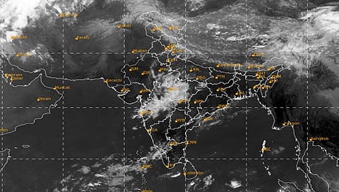 विजांचा कडकडाटासह पाऊस  