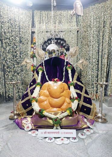 माउलींच्या समाधीवर महागणपती अवतार चंदन उटी पूजाबांधणी