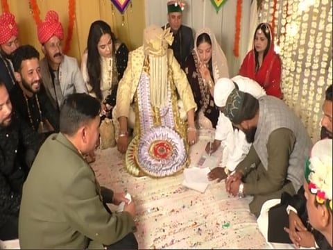 संदेश धार्मिक एकोप्याचा : मुस्‍लीम जोडप्‍याने मंदिरात बांधली लगीनगाठ!