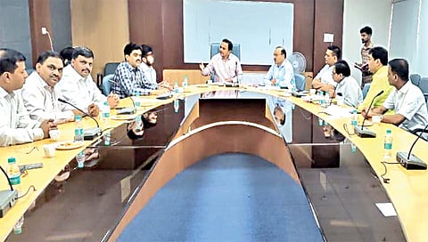 नाशिक : फायरसेसबाबतच्या बैठकीत एमआयडीसी अधिकार्‍यांना जाब विचारताना निमा, आयमाचे पदाधिकारी.